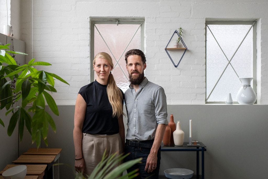 vij5 uitgevers van design producten arjan anieke portret in showroom foto door blickfanger 580a9237