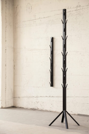Coatrack by the Meter (verticaal) door Maarten Baptist